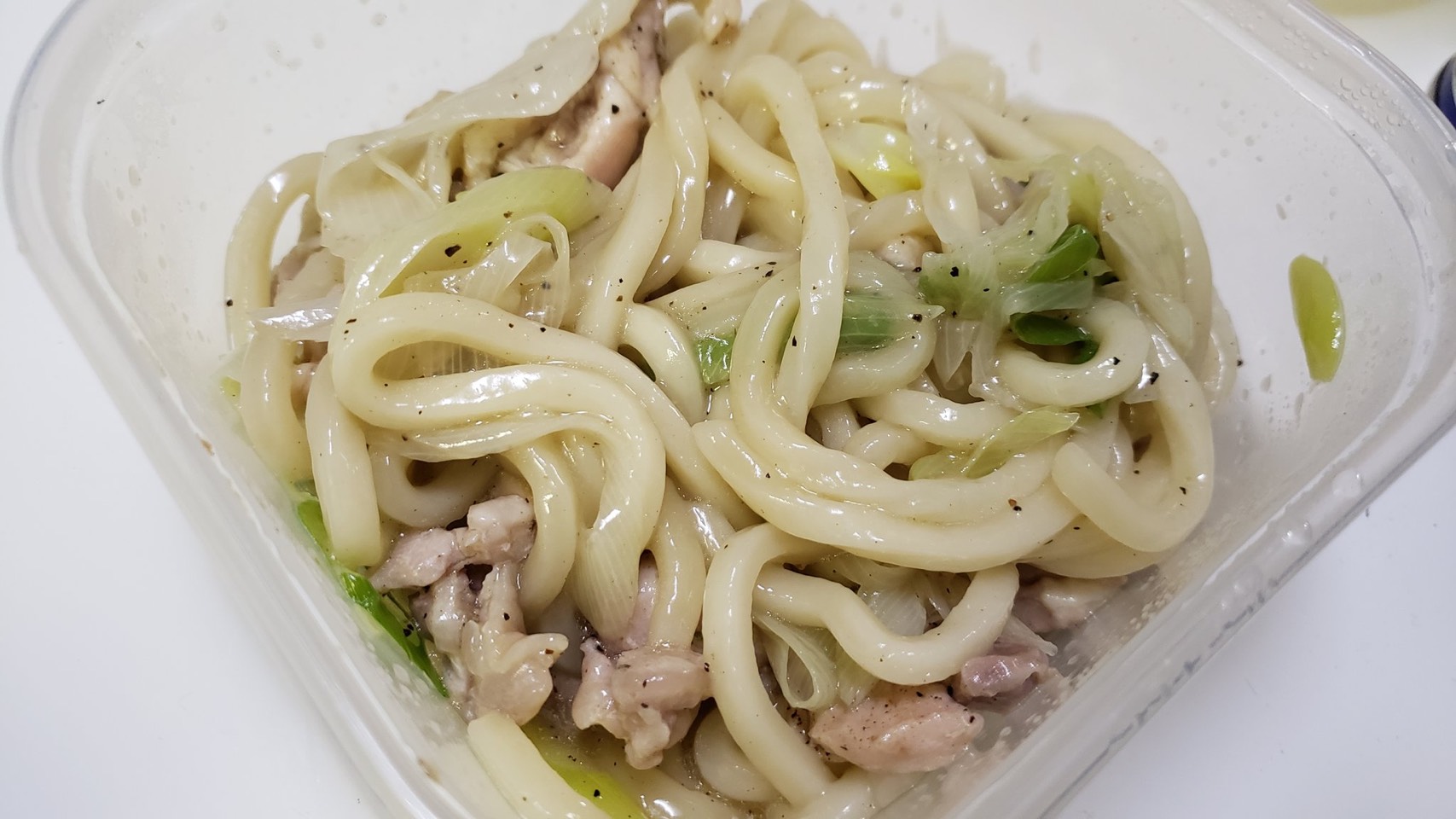 冷やし中華の出番、一切ナシ！？ リュウジさん「冷やしタレうどん」うお、パンチが効いてる！冷凍うどんのバカ旨い食べ方ヨムーノ