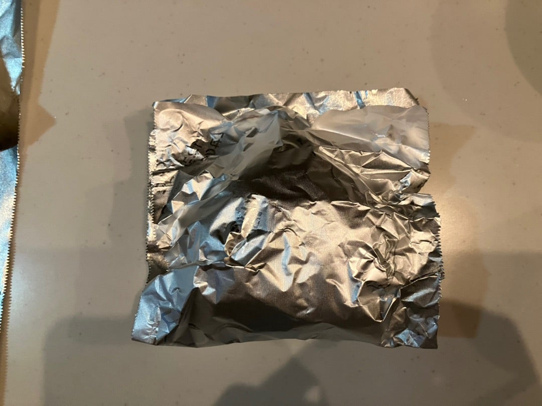 おにぎりをラップ、アルミホイルで包んだら？ ３時間後に比べた結果に、家族がわいた – grapeグレイプ