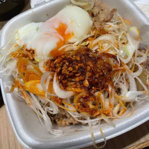 吉野家ネギラー油牛丼特盛の巻！！シャキシャキネギに食べるラー油が絶妙に牛丼を美味くしている。 - クッキング父ちゃん食べ歩き食レポブログ