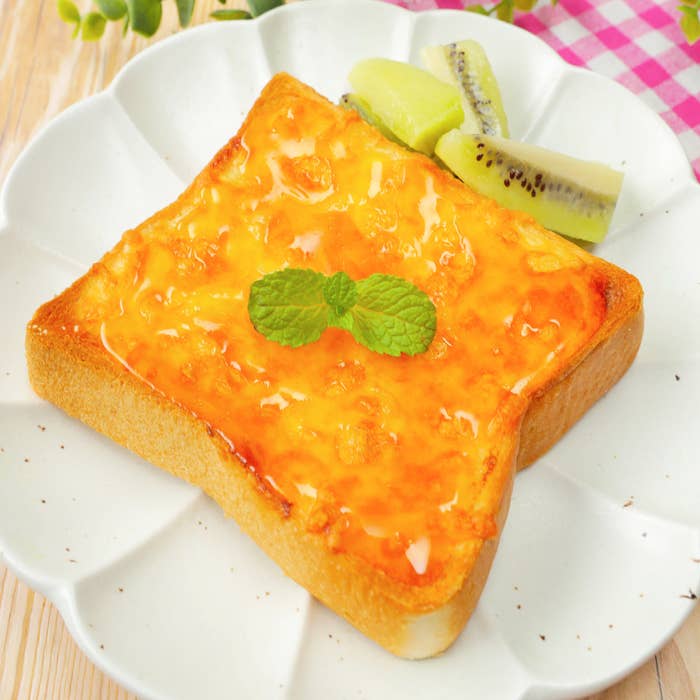 ＼ローソンアレンジレシピ, 「紅はるかのおいも蒸しパン」を使ったアレンジレシピです♪, おやつにもぴったりでうれしいです ^^ ,作ってみたいと思ったら「🍠」の絵文字をコメントしてね！, .,おいも蒸しパンフレンチトーストの作り方 , ■材料, 紅はるかのおいも蒸しパン4個入：1袋, 成分無調整牛乳：大さじ2, バター：4個, ., ■手順,