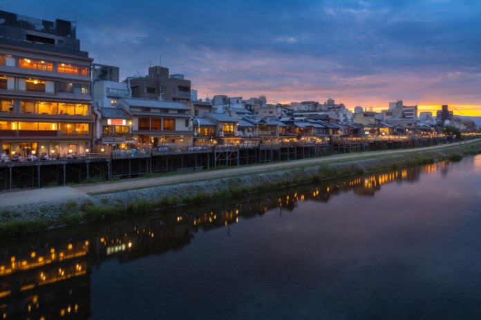 人生最期の食事を求めて 鴨川沿いの風雅と大衆が交錯する老舗酒場への再訪。伊島 秀_Shu Ijima