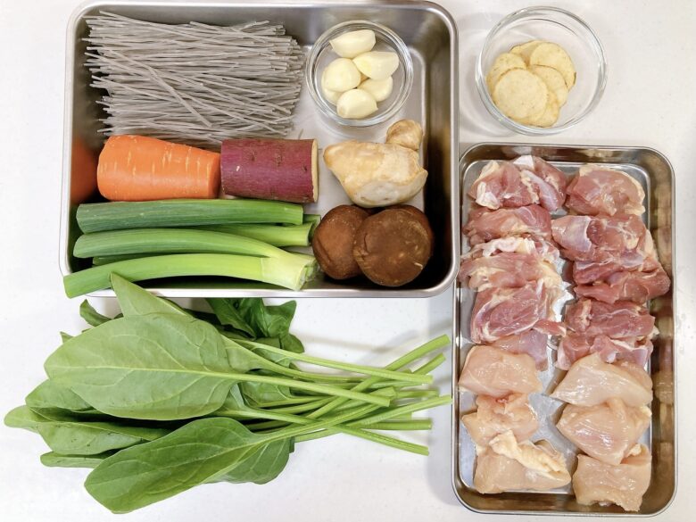 ゆで豚のニラソース＜材料 2人分 ＞ 豚肩ロース肉 薄切り200g きゅうり 1本 長いも 100g ニラ 1 2束 ごま油 大さじ1☆ニラソース しょうゆ 大さじ4 酢 小さじ2 砂糖 小さじ1 ラー油 適量 ごま油 小さじ1 2 ＜作り方＞ 1．ニラは小口切りにし、ニラソースの