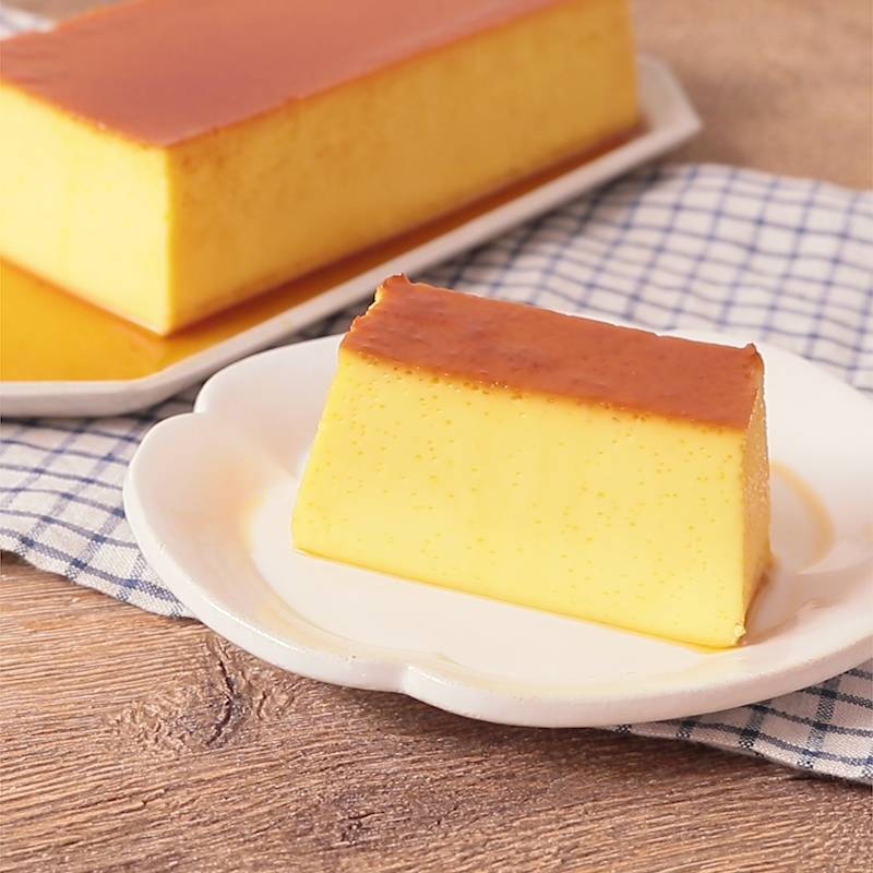 もけんレシピ﻿ ﻿ 今年最後のプリン作り。﻿ 年越しに備えてホール。﻿ ﻿ やっぱりホール焼きは﻿ 迫力あって緊張します。﻿ ﻿でも、型抜きの気持ち﻿ 良さは最高です！！！﻿ ﻿ みなさんも作ってみて﻿ くださいね〜。﻿ ﻿ ﻿材料15cm型1台分﻿ □ 全卵３個﻿ □卵黄３個