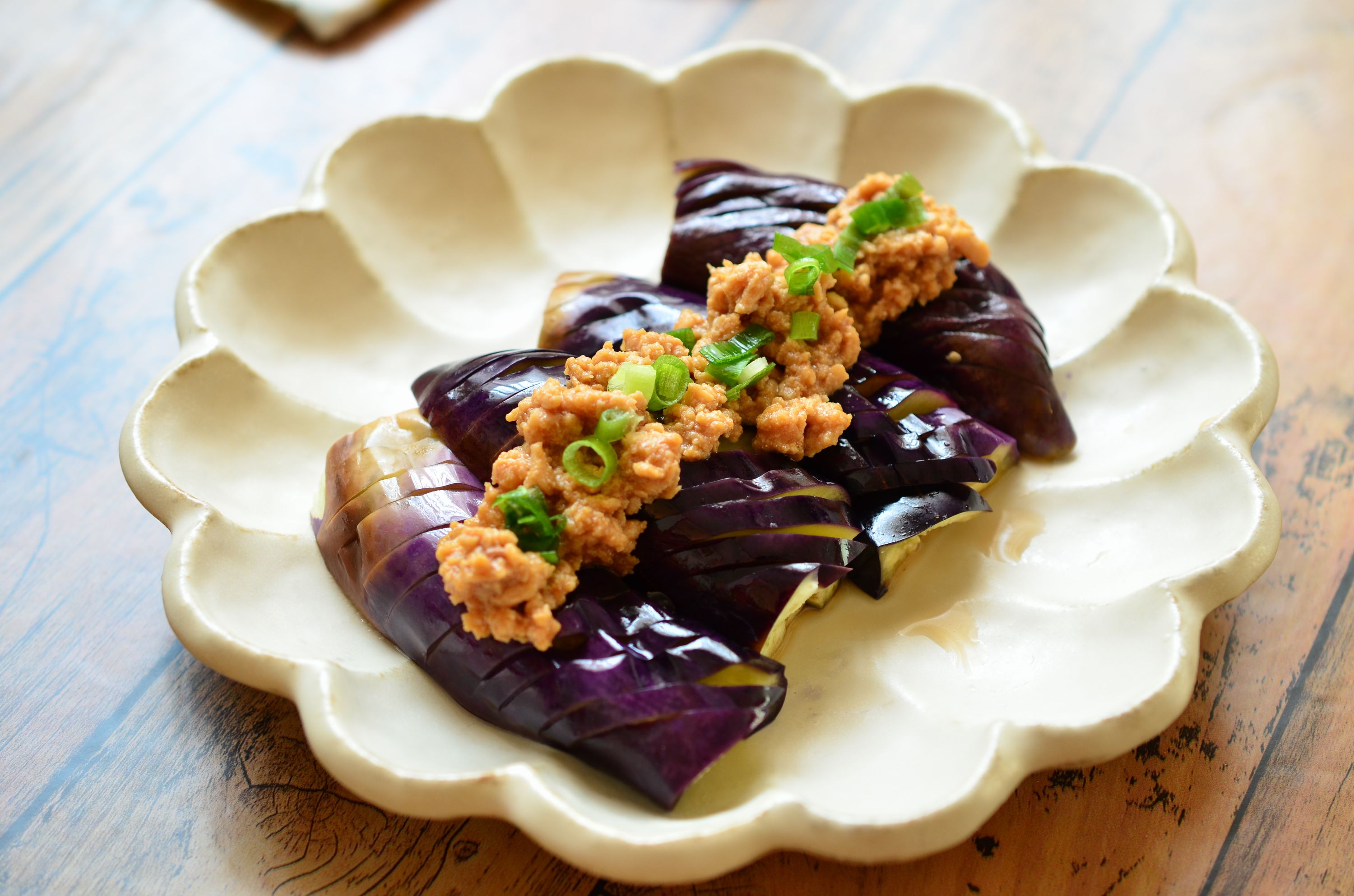 レンジで簡単 茄子の肉味噌がけ 火を使わず彩りよく！SATOMIWAの☆からだが喜ぶおうちごはん