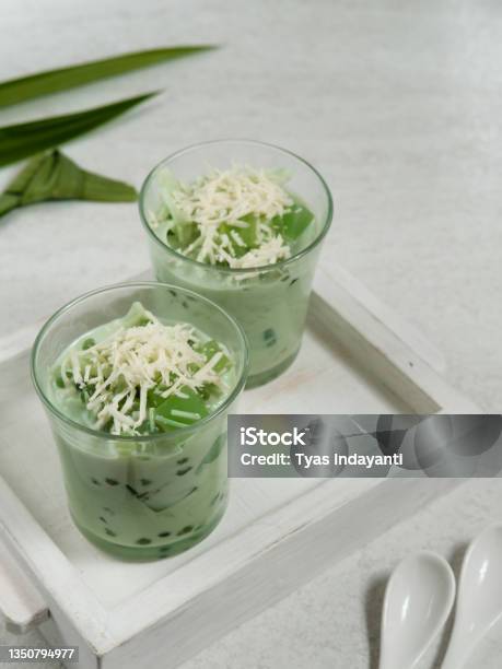 ブコパンダン OVERLOAD ケーキフィリピン風クリーム、チーズ、ココナッツ、ゼリー、タピオカ、パンダンバニラケーキ: r dessert