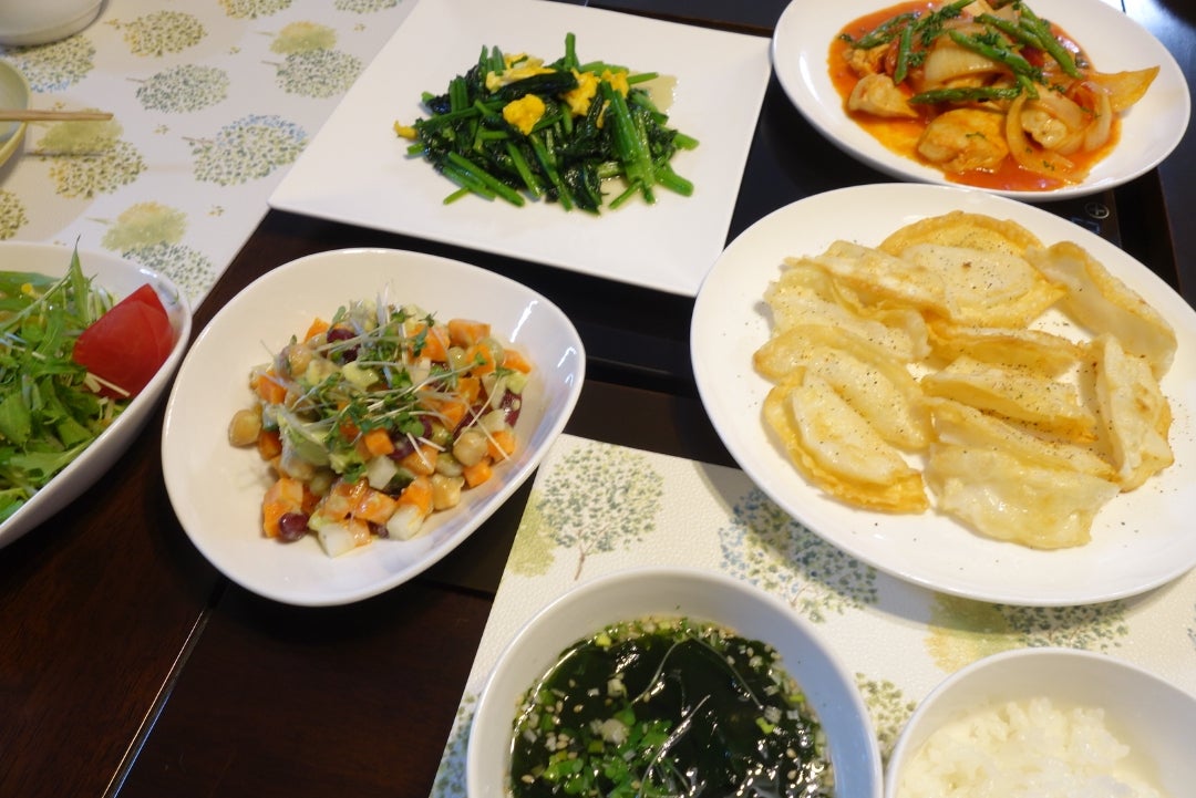 ４月28日 月 今日の献立 今日の給食の献立は、スパゲッティミートビーンズソース•パリパリポテトサラダ•いちごのジュレ•牛乳です。ゴールデンウィーク、元気に過ごすためにもたくさん食べてくださいね