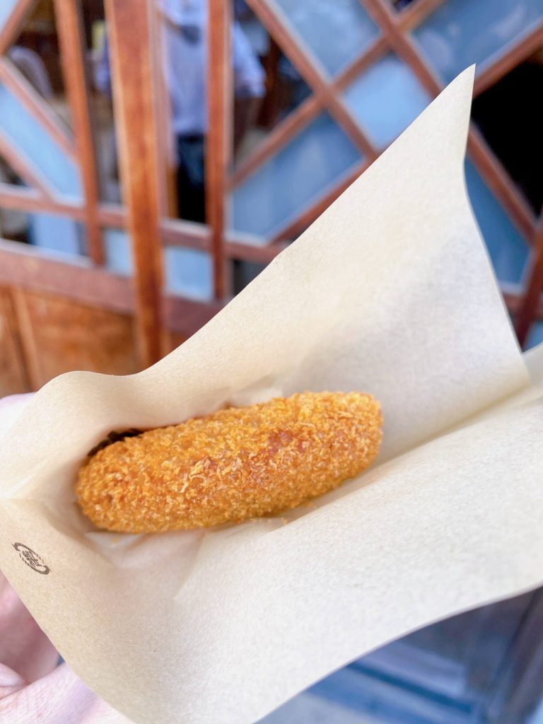 伊勢神宮行って、おかげ横丁で食べ歩き🚶🏼‍♀️🚶🏻‍♂️🎶 食べたものまとめて投稿🫰🏻 ㅤㅤㅤㅤㅤㅤㅤㅤㅤㅤㅤㅤㅤお伊勢屋本舗伊勢豚串とん伊勢牛若丸松坂牛にぎり奥野家伊勢うどんみるくがっこう山村ぷりん五十鈴川カフェ