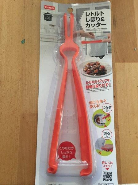 レトルト生活をスマートに♪ 100均「レトルト絞り＆カッター」スッと開封＆無駄なく絞るえんウチ