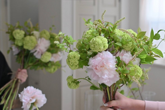 再販 大人気の大人気のふわひら芍薬の上品ブーケ ブートニア付H-DECOR flower&wedding