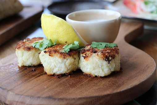 自家製メレンゲのルラードメレンゲロールケーキパブロバクリームイチゴとミントの葉Premium写真