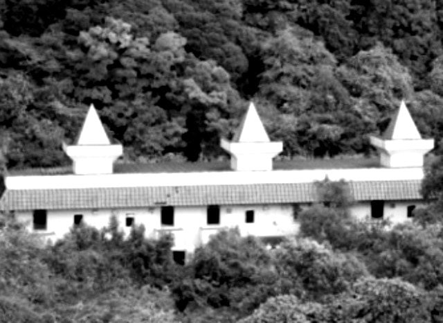 再投稿・ 油井グランドホテル 活魚千葉県東金市油井258付近 ・ ・こちら千葉県最恐と名高い有名な廃墟です。再投稿ですが、昔の投稿は写真撮影などがかなり下手くそだったので 笑 近く通りかかった時軽く行って撮り直してきました。有名すぎて自分以外に3グループも来