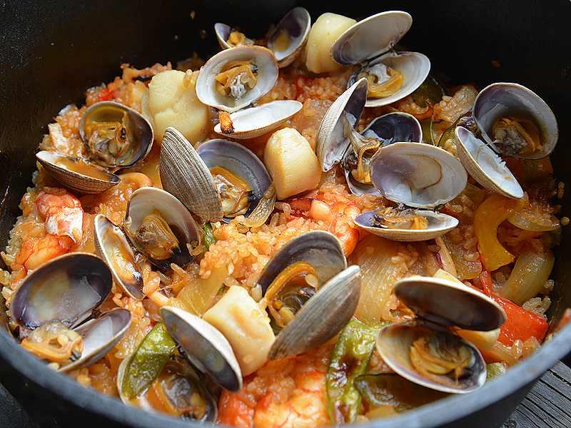 桃沢野外活動センター🍑9月の桃チャレ情報🍑 📅 9月21日 日今回のテーマは✨「ダッチオーブンde本格パエリア &アイスクリーム作り」✨ キャンプ飯の王道ギア「ダッチオーブン」を使って 本格パエリアにチャレンジ🥘🍤 デザートはみんな大好き、手作りアイス