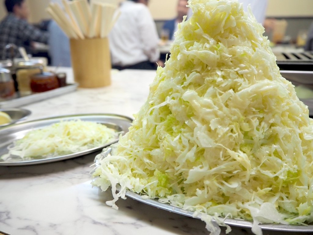 焼肉ジンギスカン つるや 川﨑・八丁畷 孤独のグルメ、神回と言われる「つるや」🌝富士山のような山盛りキャベツはマスト❤️タン塩、ジンギスカン、極上霜降りロース、ハラミ、カルビ、ロース、ハツ、レバー、コプチャン、シビレ、ギャラ、ホルモン、センマイ😍そして豚