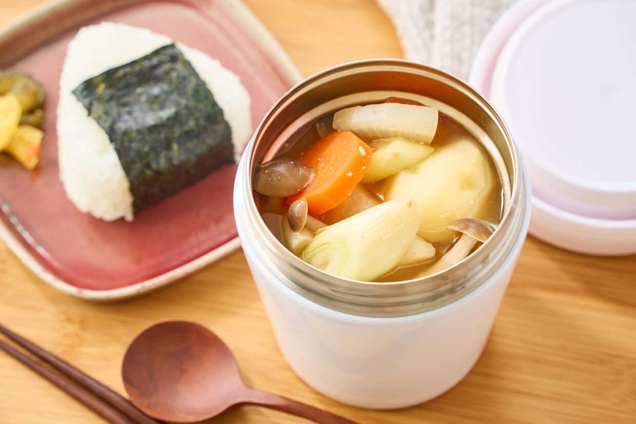 連載更新 おにぎりとスープジャーのお弁当 「豚と白菜のミルフィーユ」「卵焼きおにぎり」2品弁当kameyo 料理家 かめ代