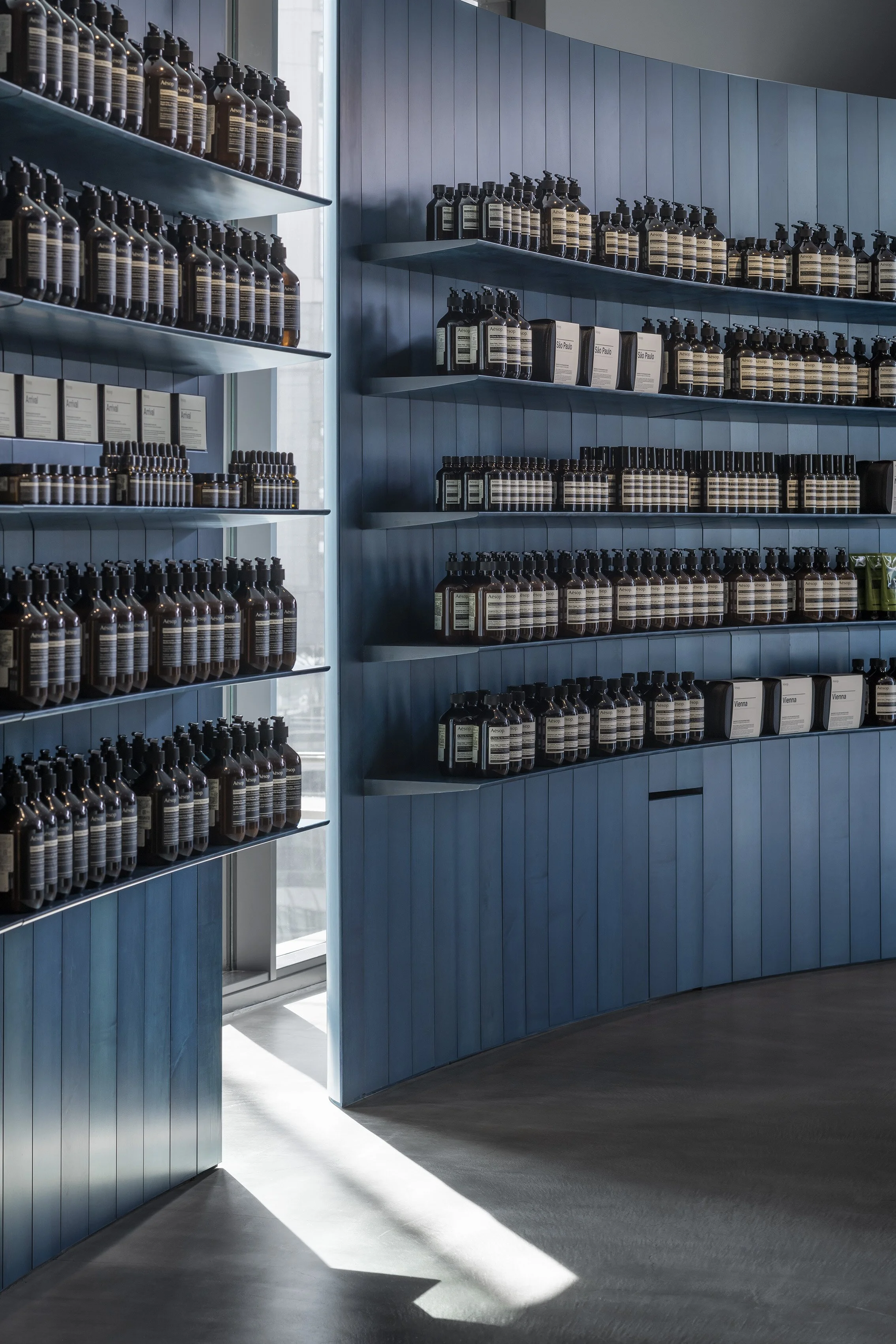 トラフ建築設計事務所がデザインを手掛けた「Aēsop」のニュウマン横浜店 — IDREIT®interior design magazine