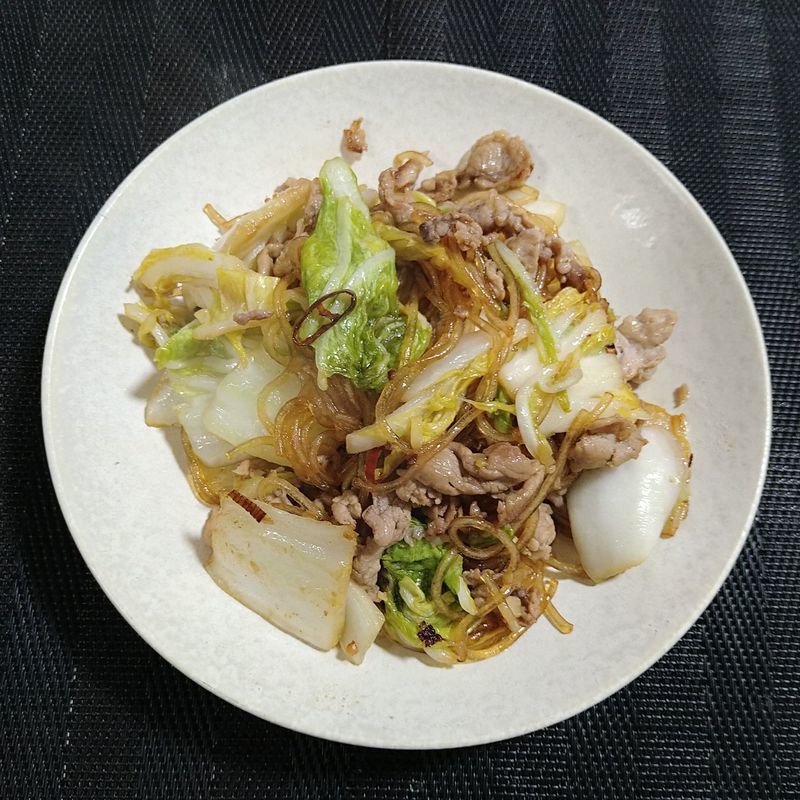 爽やかな秋晴れの夜勤明けは SB栗原はるみさんのクリシチュー 追いかけ生クリームで見えないが なかにシーフードミックス シャキシャキ感残る玉葱トッピングにはほうれん草と粉チーズ 乾燥パン粉のクリームグラタン Tarou MasayukiSnapdish スナップディッシュID