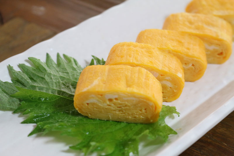 甘い卵焼き✨ , @alice_xx0519 さんの投稿をお借りしました, こんばんは😊, ずっとリクエスト頂いてた,卵焼きの作り方動画です🐣, いつも綺麗と褒めて頂ける卵焼き✨, 家族からも美味しいと, 褒めて貰えます☺️💕, 今回は定番の作りやすい,甘い卵焼き🎶, お弁当にも一番おすすめの卵焼きです😊, お砂糖は喜界島の島ザラメ, お砂糖で甘さ変わると思うので, 甘さの調整は各ご家庭で,