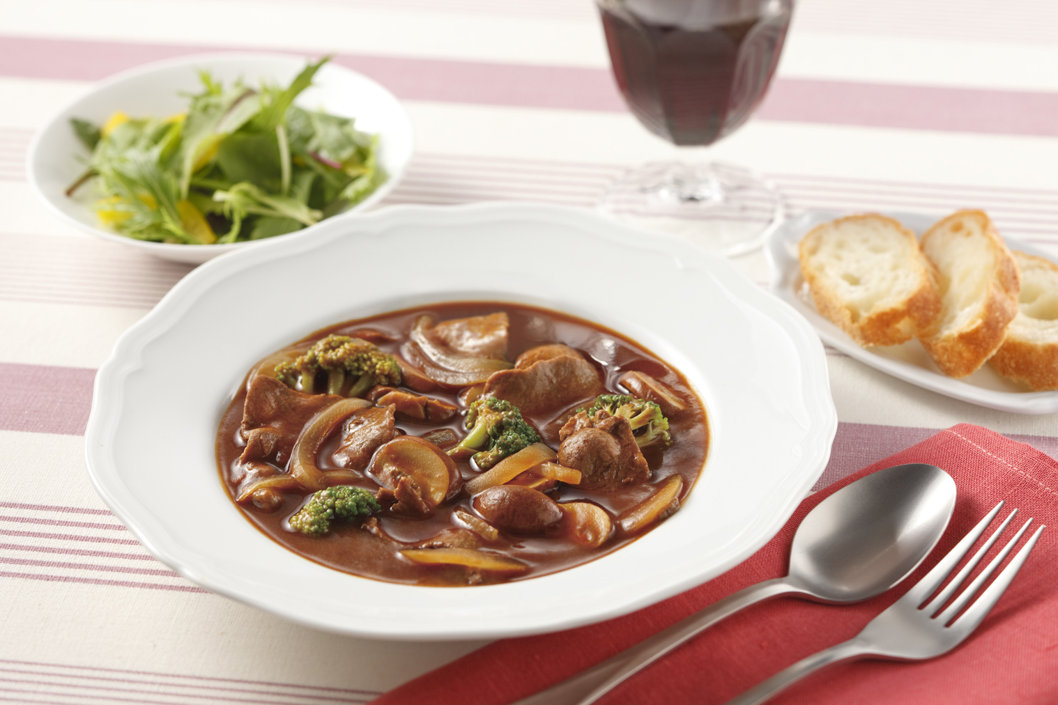 絶品!ビーフシチュー・デミグラスソース煮込み&ローストビーフのWメイン弁当 1日限定30食2,160円メゾンイチキュウナナゼロ - くるめし弁当