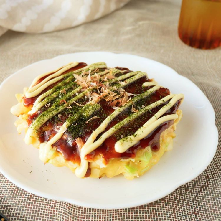 豆腐のお好み焼き , 絹豆腐 150g, キャベツ 140g, 豚バラ肉 100g, 卵 1個, 薄力粉 30g,水 大さじ3, 「ほんだし」 小さじ1半, 油 適量, 揚げ玉 15g, 紅ショウガ 15g, 塩 1つまみ,お好みソース 適量, マヨネーズ 適量, 鰹節 適量, 青のり 適量,