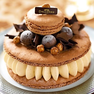 マカロンを載せるとケーキがさらに豪華に江別市お菓子教室 Epiphanie～エピファニー 西村雅苗