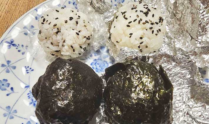 おにぎりをラップ、ホイル、クッキングシートの3種で包装。4時間後にいちばん食感がよかったのはねROOMIE ルーミー