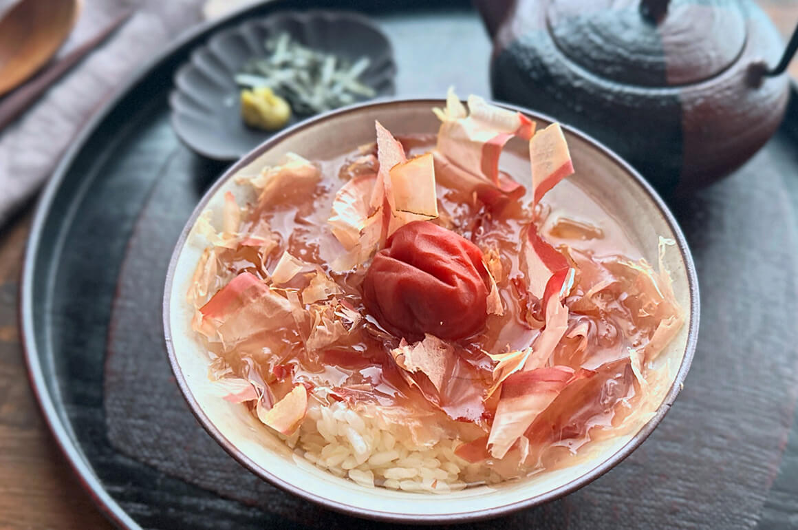 梅干しとかつお節の冷やし茶漬け