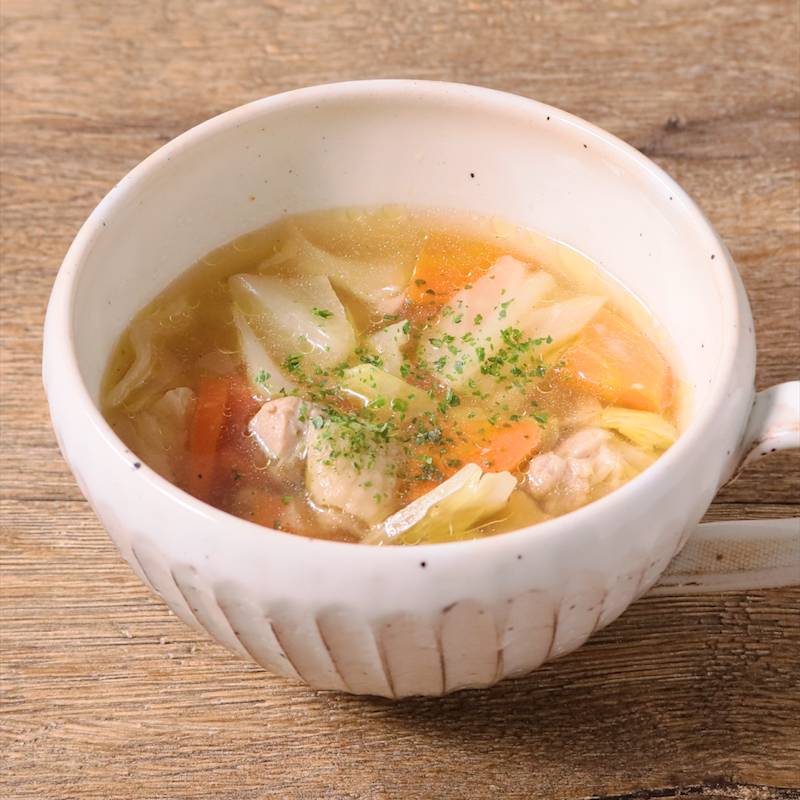 野菜を食べるコンソメスープ