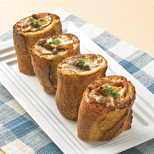 special dinner 🍽️ ＊ ・ビーフシチュー 付け合わせのにんじんグラッセ ・生ハムと柿とルッコラのサラダ ・無印のパン ＊お誕生日ディナーを作ってくれました👨🏻‍🍳 ビーフシチューはどこかの有名シェフのレシピで お肉は精肉店で購入し 4時間もコトコト煮込んで作っ