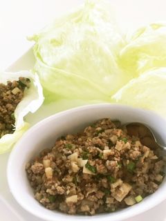 土井善晴の和食アプリ今月のオススメ動画「豚肉と新ごぼうのレタス包み」です🥬 甘辛いそぼろ、ご飯、キムチをシャキシャキのレタス で包む楽しいお料理😍🌈✨塊肉から作るひき肉はとってもジューシー🐷🧡 ーーーーーーーーーーーーーーーー レシピの詳細はアプリ