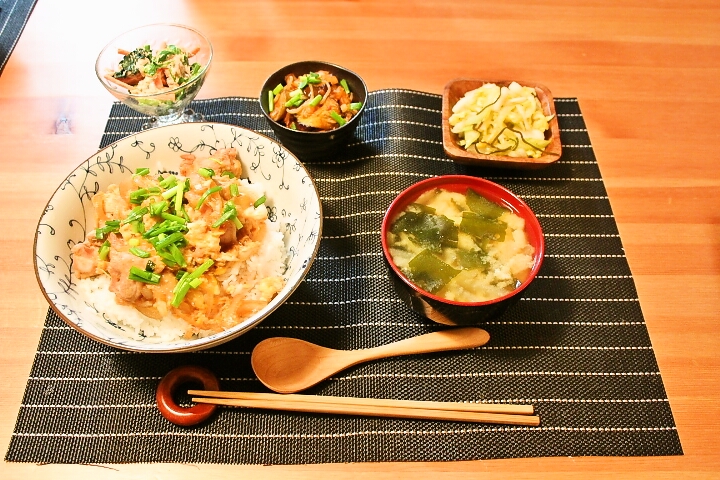 親子丼に合う献立を調理師が解説！栄養たっぷりで大満足な副菜・付け合わせレシピfolk