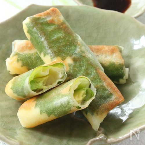 サーモンアボカド串🥑レシピ↓, , こんにちは！ @___saaayan___ です！, , 中はレアでOK！,さっと炙ってすぐに食べられます🫶, , , ▫️材料, ・サーモンお好み量, ・アボカド1 2, ・レモン1 2,・竹串4本, ・塩コショウ適量, ・スライスチーズ適量, ・マヨネーズ適量, ・パセリ適量, ,