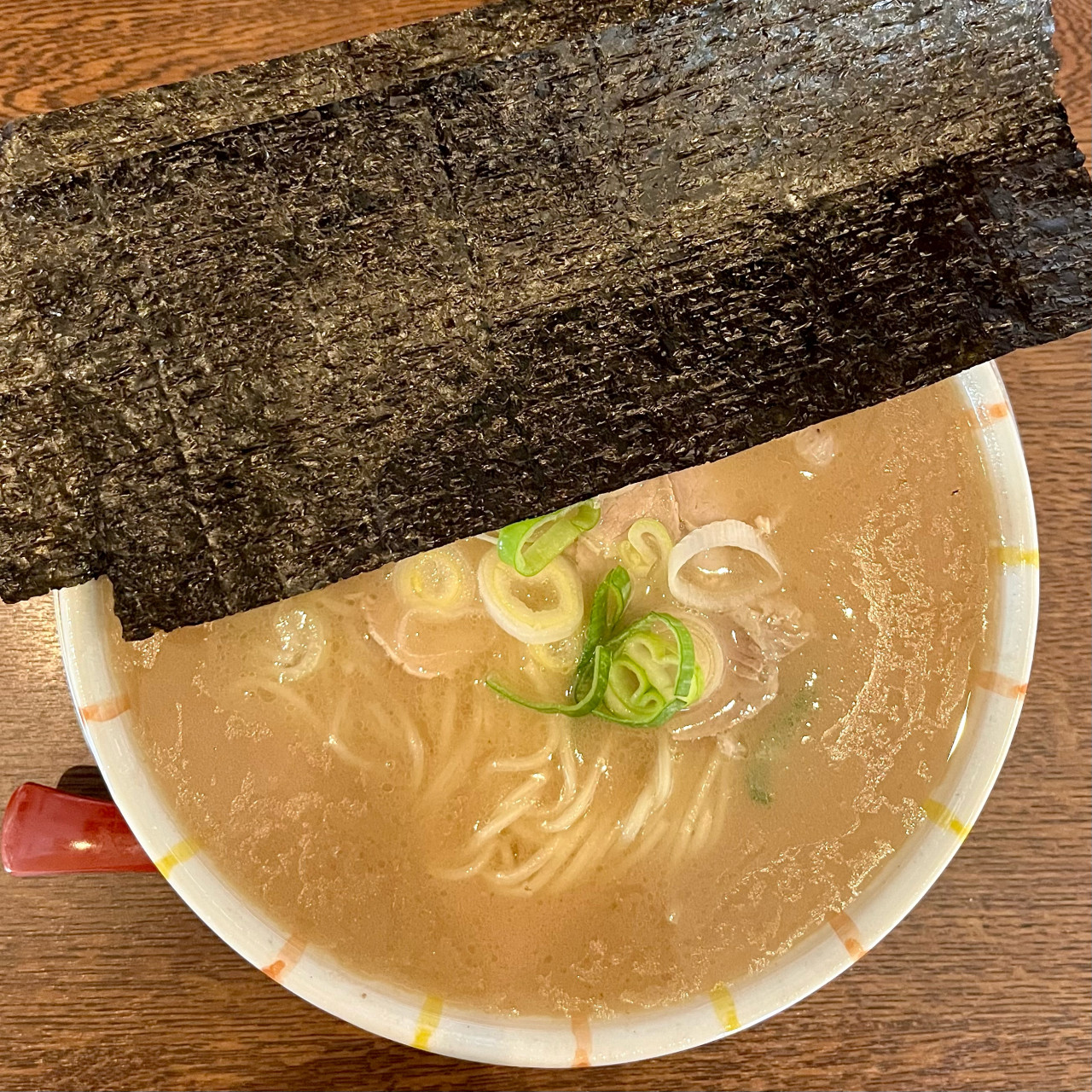 熊本・嘉島の「陽向」 ひなた 本店さんへ✨ OPEN時から定期的に通っている熊本でもめずらしい佐賀ラーメンが食べられる人気のお店🍜 ここのとんこつ ラーメンはとにかく濃厚でとろっとしたスープがウリでクセ強めです！ その分旨みが凝縮されていて中太の麺とよく絡みそれ