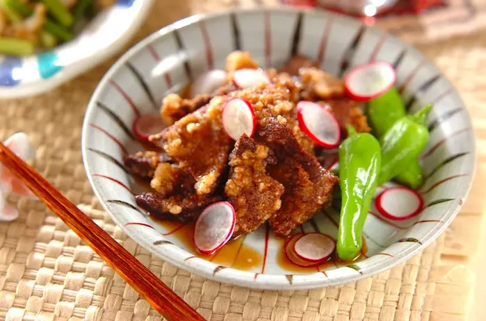 手羽中と万願寺唐辛子の海水焼き、塩トマト のレシピ・作り方ELLE gourmet