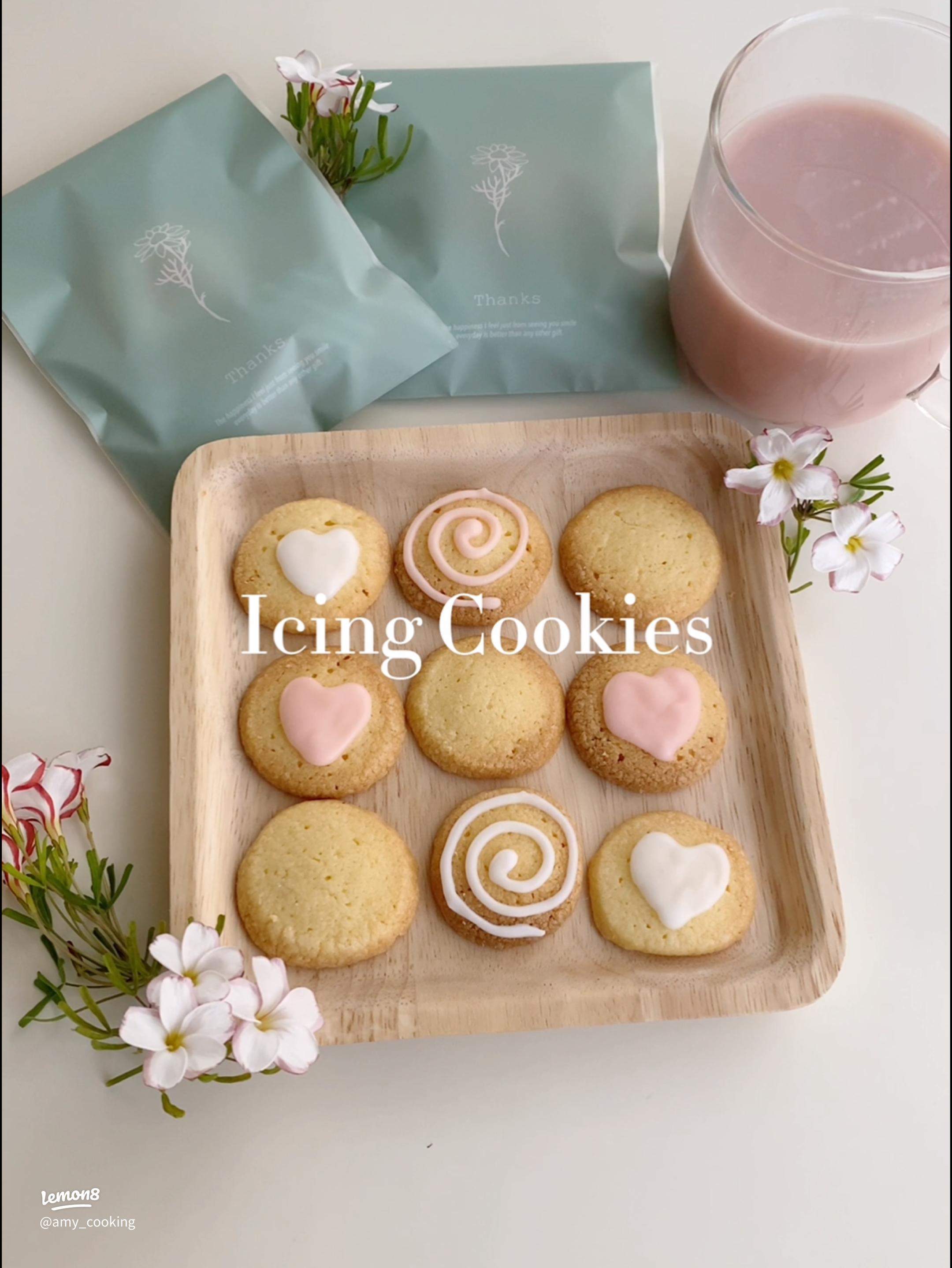 Ri-lien リリアン連続投稿失礼致します🙇‍♀️ 新しくアイシングクッキーを販売しています！社員の手作りなので、種類も柄もバラバラですが、世界に一つしかないアイシングクッキーです✨ ホールケーキの上に飾ることも可能です！1度足を運んでみてください