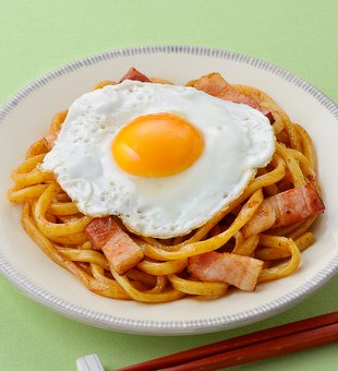 子ども向け彩り焼きうどん