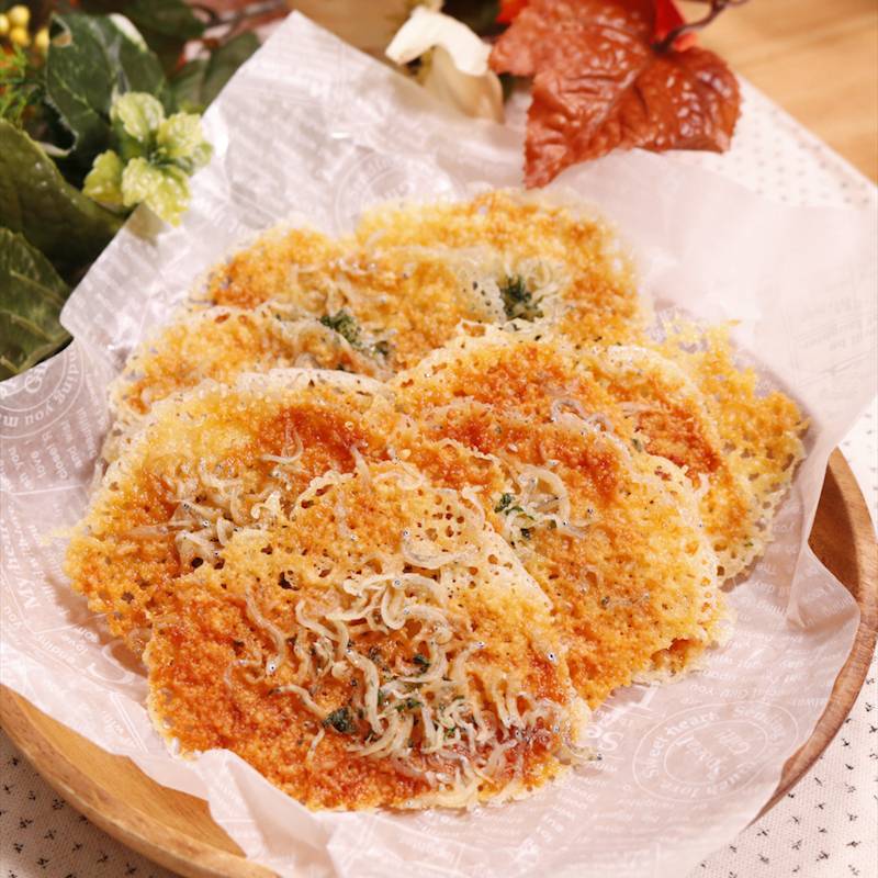 作り方載せました👇🏻🥣 ダイエット中のおつまみはこれっ✊🏻 使うのはとろけるスライスチーズ🧀1 4にカットして電子レンジ600W1分を両面チンするだけ☺️ 片面チンできたら冷めてから裏返すんやけどその時にトッピングしても可愛い🤤めくりやすいように必ずお皿の上にはクッキングシートを載せてねん🫶🏻カリカリチーズおつまみ材料 ・とろけるスライスチーズ 2枚①チーズを1 4にカット