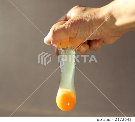 生卵を割る手 02022037168 の写真・イラスト素材アマナイメージズ