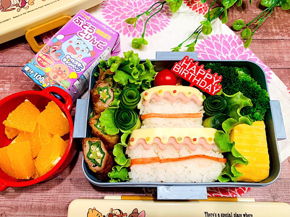 女子高生のお弁当記録😋🍴🍱♬* 2024 02 02誕生日弁当 🎂 昨日は長女の誕生日🎂 娘の好きなシリアルパンケーキにしたよ𓌉🥞𓇋 ‎ 💕- ̗̀ 𝙷𝙰𝙿𝙿𝚈 𝙱𝙸𝚁𝚃𝙷𝙳𝙰𝚈 ̖́-💕 早く学校に行くとかで外が暗くて写真が暗い>< 去年の誕生日弁当も置いとき