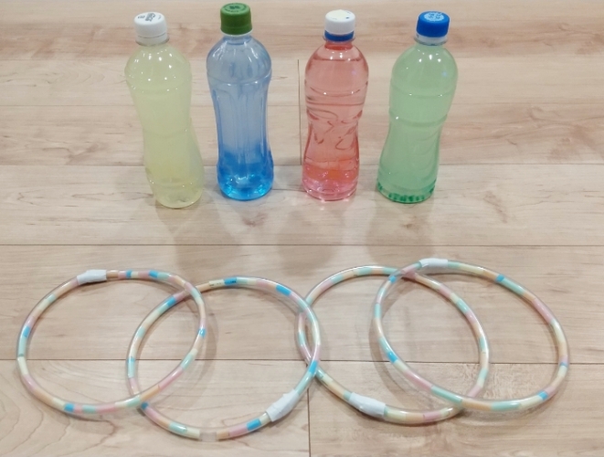 ペットボトルでクリスマス工作 「クリスマスの仲間たち」 あっというまにクリスマスイブですが、 みなさんいかがお過ごしですか？ちょっとギリギリ というかもはや本番 ！になっちゃったんですが、 今からでも手軽に作れるおもちゃを 紹介しちゃいます🎅🎄 こちら