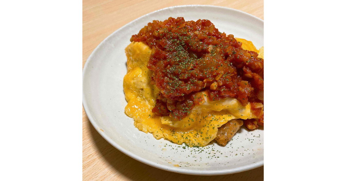 至高を越えたオムライス。 料理のお兄さんリュウジさんのレシピ。いつもお世話になってます。 ケチャップ不使用、トマト缶の旨味をベースに構築されたオトナ味 オムライス。お店の味でめちゃんこオイシイ。ハンバーグや唐揚げトッピングしたくなる。 ソースが汁気を含ん