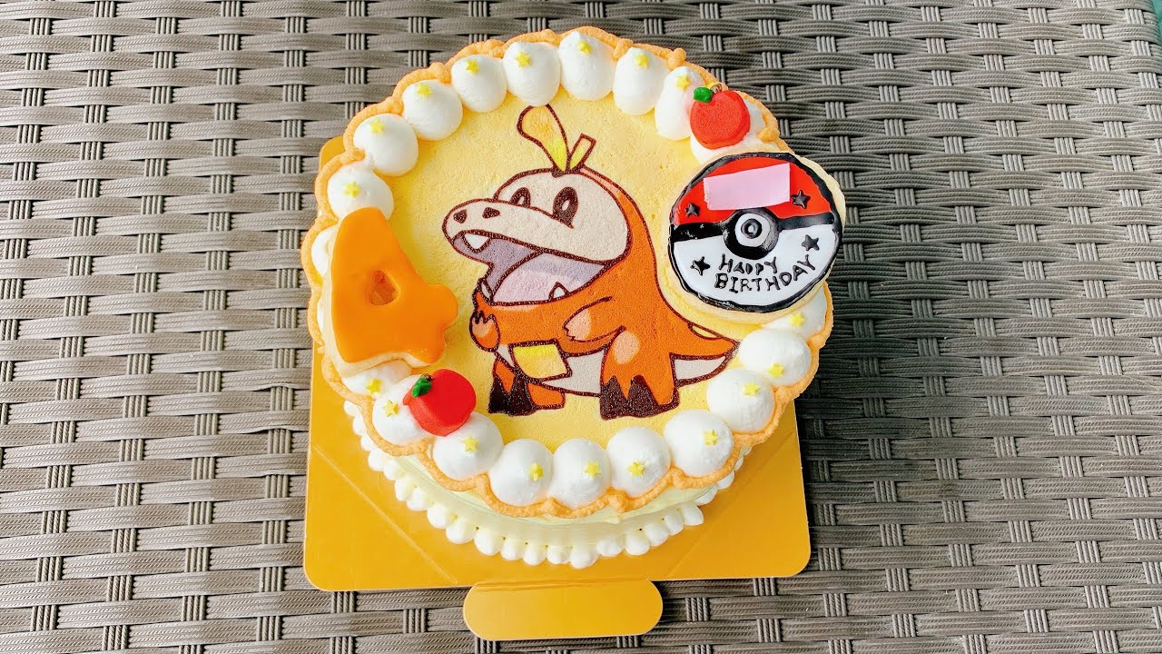 息子7歳の誕生日に作ったポケモンホゲータのお誕生日ケーキ。 ポケモン大好き！ ホゲータ大好き息子に喜んでもらえたよ♡生クリームに色付けして作る生クリームプレートなら切り分けるときも包丁がスッと入るから切り分けやすい。 プレート部分は事前に作り置きもできる