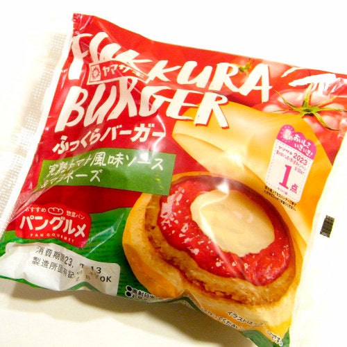 こんばんわ😄🌙 今日はBAKEから➰🍞🍞🍞新商品 の紹介します🎵 ✤デイリーホットバーガー✤税込338円デュラム小麦を使用したバンズに チーズソースを上掛けしたハンバ ーグとトマトスライス、タマゴサ ラダをサンドし、つぶ野菜入りケ チャップで味付けした