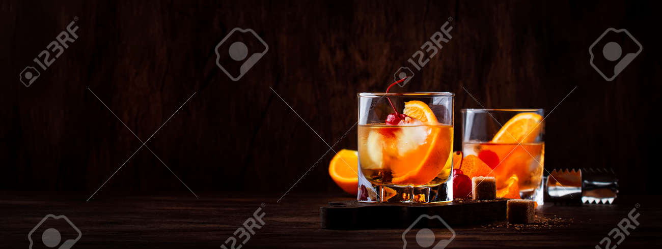 トロピカルカクテル、オレンジとチェリーガーニッシュの写真素材・画像素材 Image 95029298