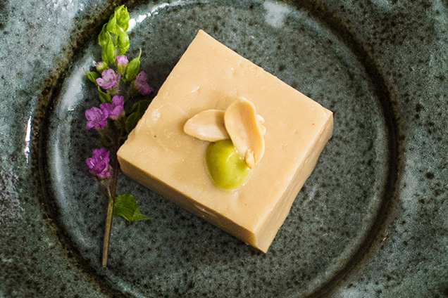 ピーナッツ豆腐の作り方落花生豆腐 包丁いらず！ ▽ 材料・ピーナッツクリーム 大さじ２ ・片栗粉 大さじ２ ・豆乳 無調整２５０ml▽タレ ・醤油 大さじ１～２ ・味醂 大さじ２ ・砂糖 大さじ１ ▽トッピング ・生わさび 適量