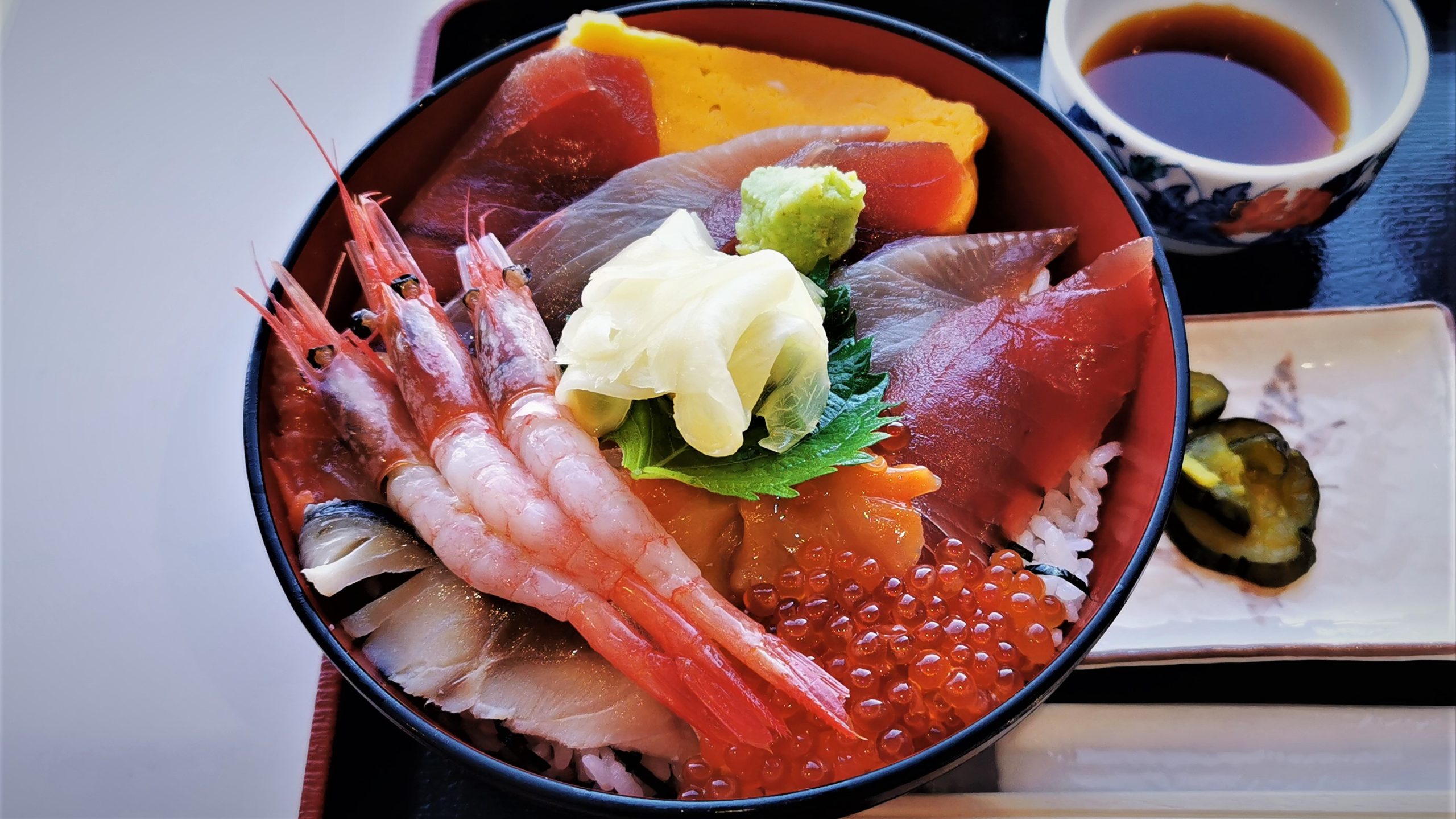 清水港と言えば海鮮丼✨ですが、お店がありすぎて迷うーーっとなってしまう貴方に海鮮丼専門店五鉄@gotetsu_shimizu,五鉄海鮮丼専門店五鉄清水グルメ清水ランチ海鮮丼ランチ海鮮丼専門店清水漁港新鮮魚介をお勧めします🐟,清水魚市場河岸の市まぐろ館2階の1番奥☝️にあるだよ。海鮮丼ってこんな感じでしょ？ってのが覆されるので是非試して欲しいです。個人的に海鮮だけ