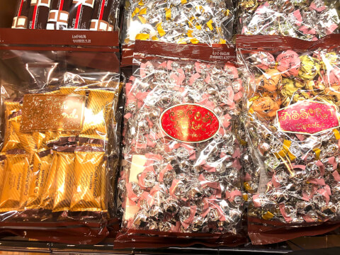 モンロワール』ラヴィアンショコラ。リーズナブルで美味しい割れチョコレートなら、こちらがおすすめ。 - お菓子を巡る暮らしの雑記帖