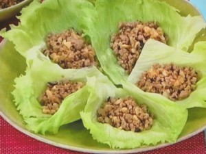 肉そぼろのレタス包み♪
