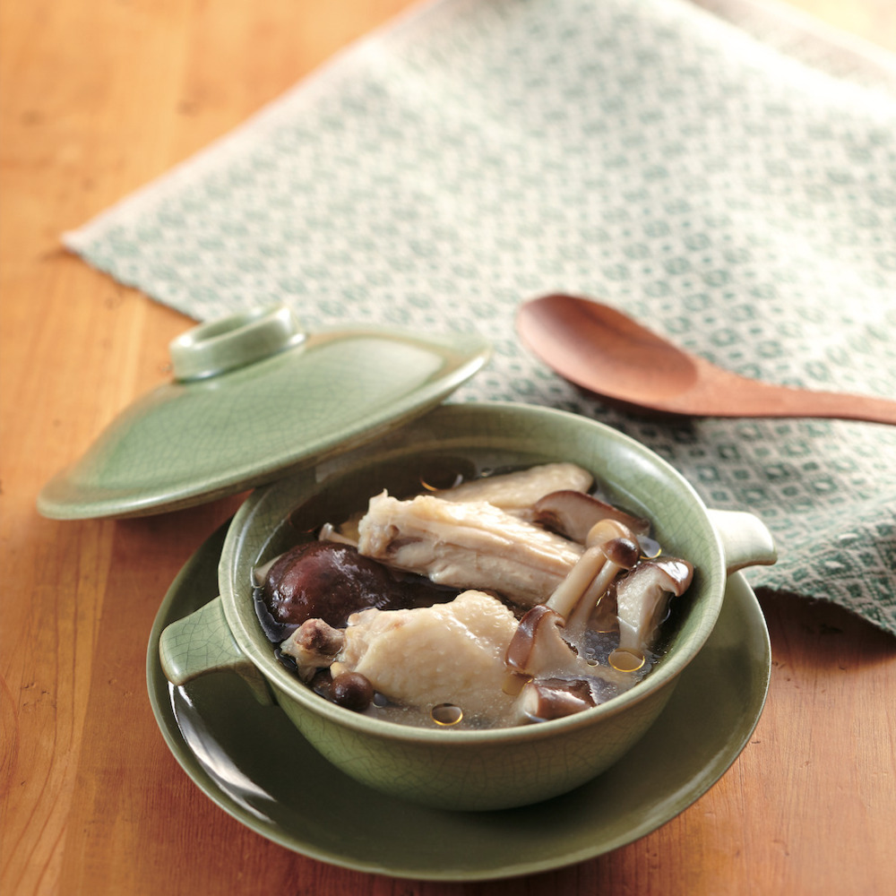 手羽中の唐揚げって美味しいよね🍖 お風呂の後やったから久々エプロン1歳9ヶ月