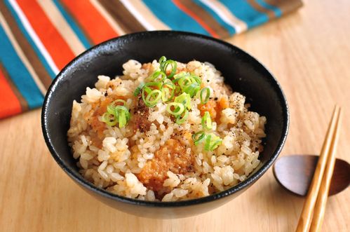 簡単レシピ 世界初！！炊飯器でファミチキチャーハン！材料お米：2合 ごま油：大さじ1 しょうゆ：大さじ2 鶏ガラ：小さじ2 ファミチキ：2個炊飯GO！！簡単レシピ炊飯器レシピチャーハンファミチキ