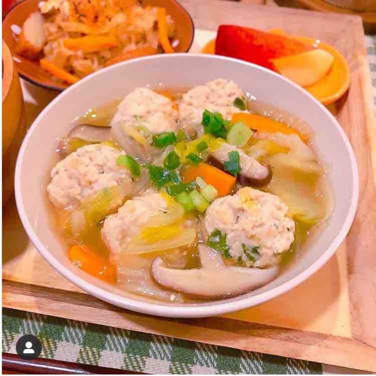 ふわふわ鶏だんご鍋の献立 副菜：海苔巻きほうれん草、副菜：さつまいも黒ごま☆ころころスナック 献立・メニュー 味の素パーク たべる楽しさを、もっと